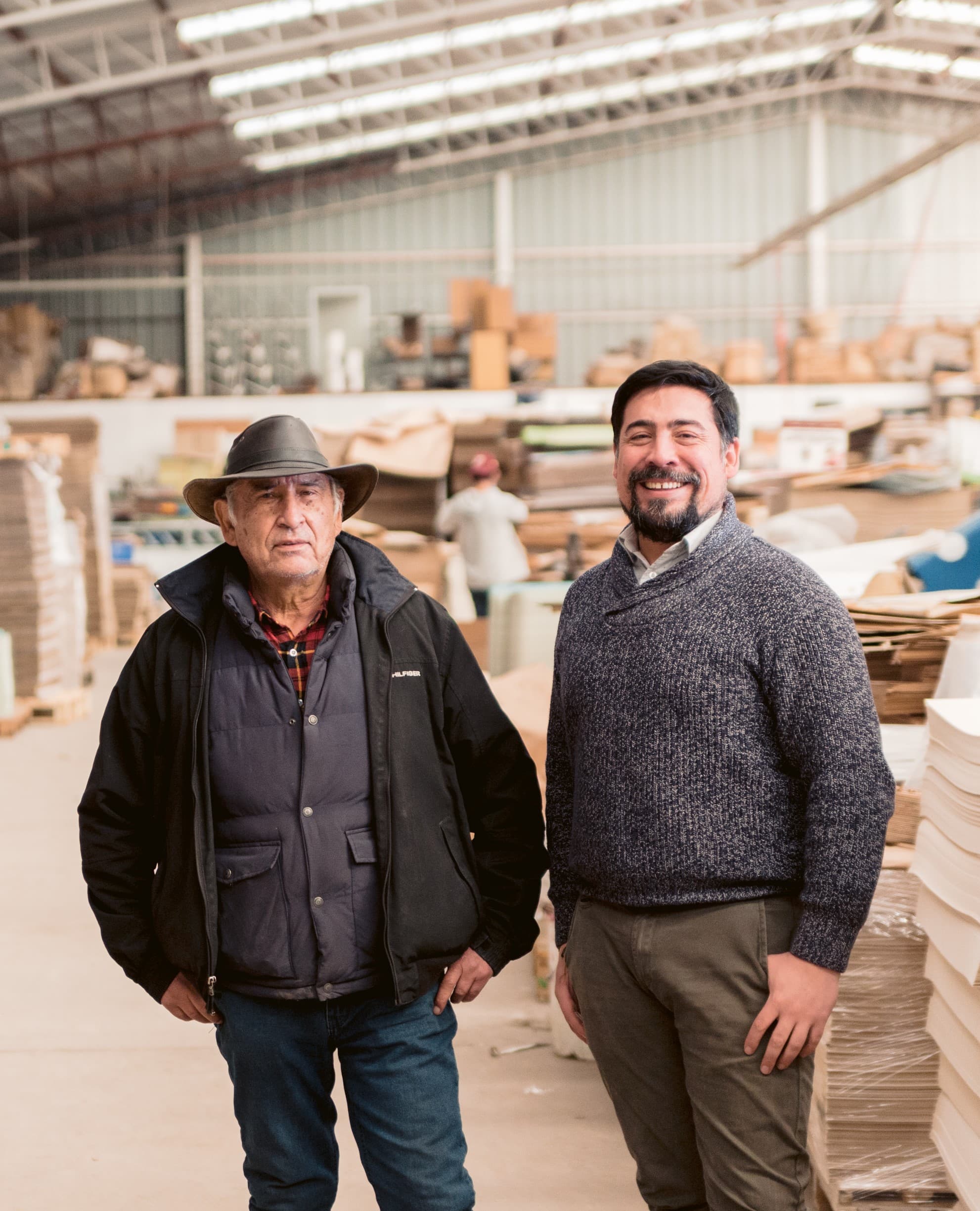 Fundadores de Envases Chacón — padre e hijo en la fábrica